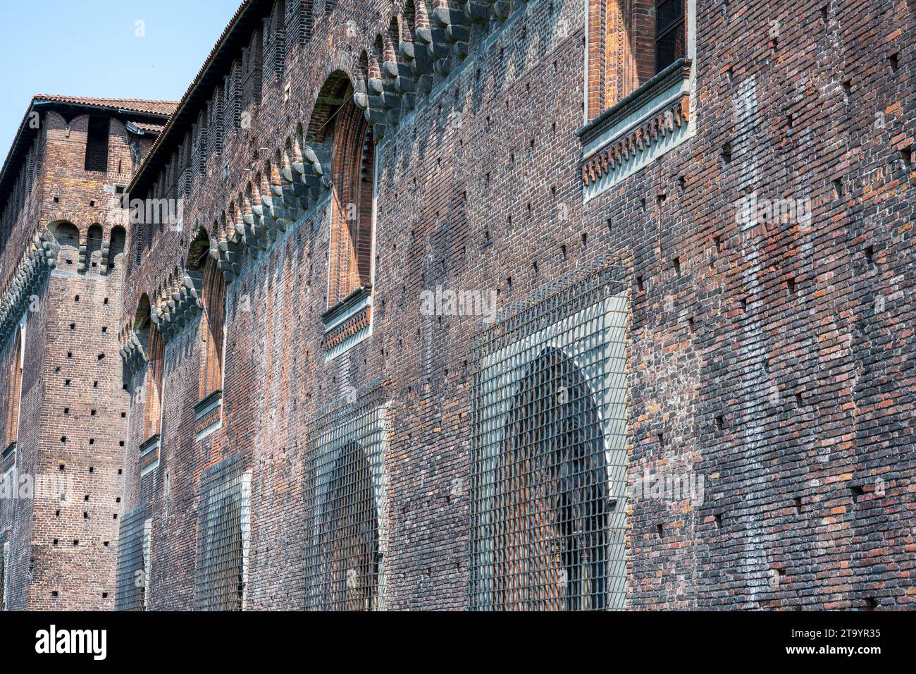 Château de Milan sur une journée ensoleillée de la muraille extérieure. Banque D'Images