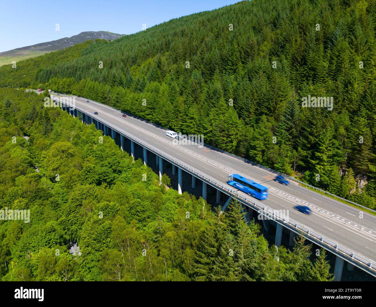 Vue aérienne de la section à deux voies de la route principale A9 au viaduc de Killiecrankie au nord de Pitlochry, Perthshire, Écosse, Royaume-Uni Banque D'Images