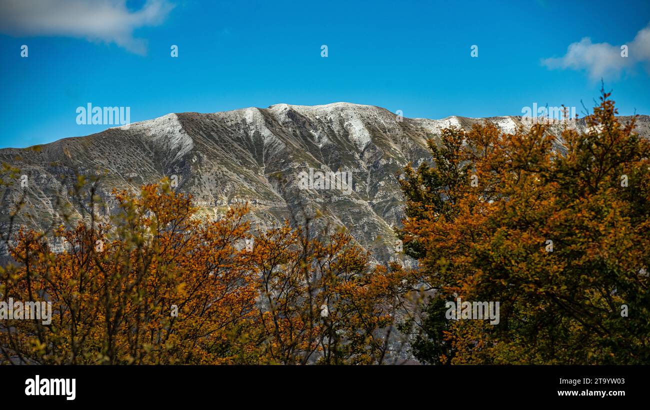 Les sommets du massif de la Maiella blanchis par les premières neiges hivernales. Parc national de Maiella, Abruzzes, Italie, Europe Banque D'Images