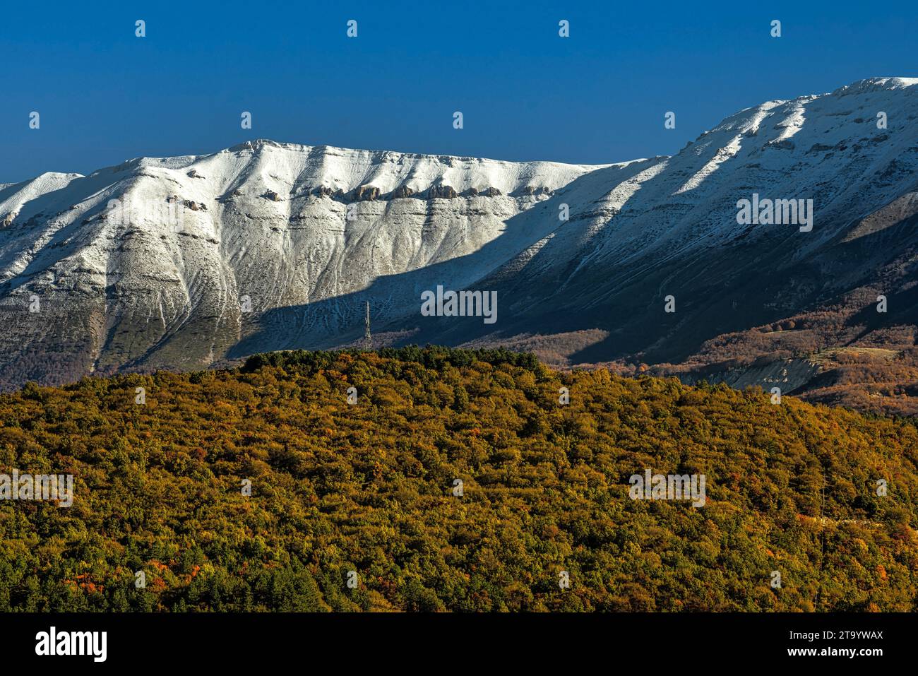 Les sommets du massif de la Maiella blanchis par les premières neiges hivernales. Parc national de Maiella, Abruzzes, Italie, Europe Banque D'Images