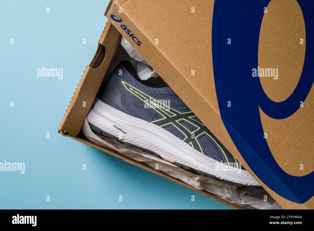 Antalya, Turquie - 28 novembre 2023 : gros plan du logo sur les chaussures de running Asics Banque D'Images