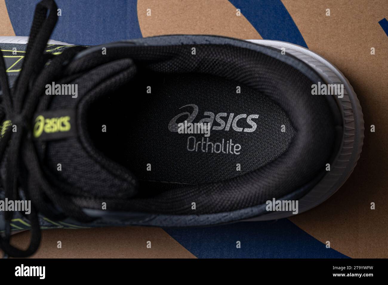 Antalya, Turquie - 28 novembre 2023 : gros plan du logo sur les chaussures de running Asics Banque D'Images