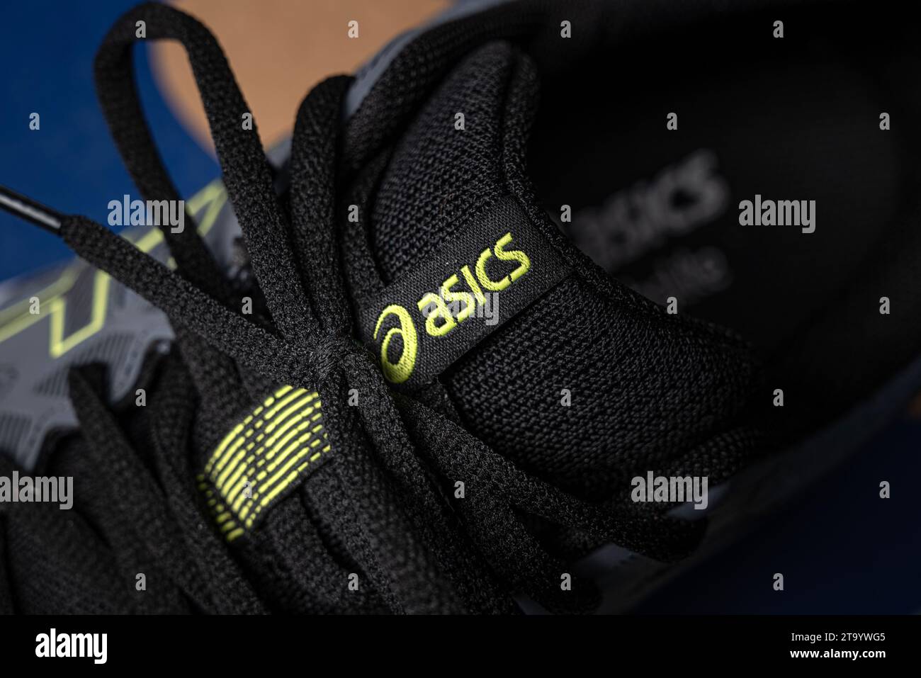Antalya, Turquie - 28 novembre 2023 : gros plan du logo sur les chaussures de running Asics Banque D'Images