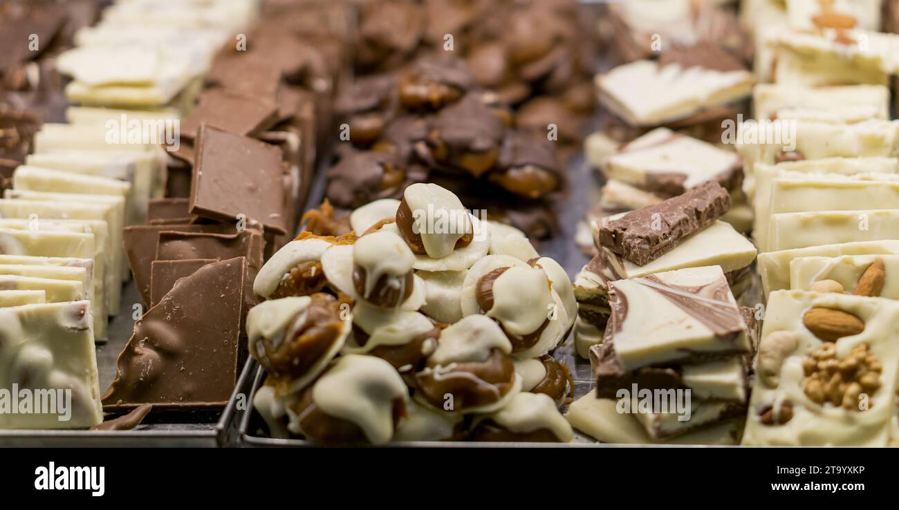 Différents types de chocolats artisanaux affichés dans la vitrine de la boutique de bonbons. Banque D'Images