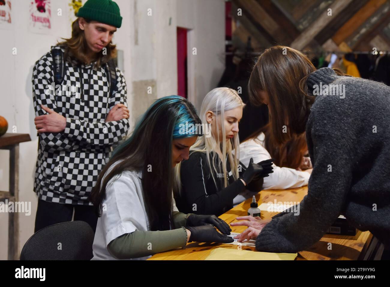 Zaporizhzhia, Ukraine. 25 novembre 2023. Les résidents locaux vus à la classe de maître pendant le festival de tatouage caritatif «Walk-In Day» à Zaporizhzhia. Le festival de tatouage caritatif 'Walk-In Day' a eu lieu dans la plate-forme créative 'Mlinn' à Zaporizhzhia. Le but du Festival est de collecter des dons pour l'école de drones militaires Zaporizhzhia. L'espace de bataille ukrainien présente l'utilisation la plus intensive de drones dans un conflit militaire de l'histoire, marquant un changement dans les tactiques et la technologie de guerre. Crédit : SOPA Images Limited/Alamy Live News Banque D'Images