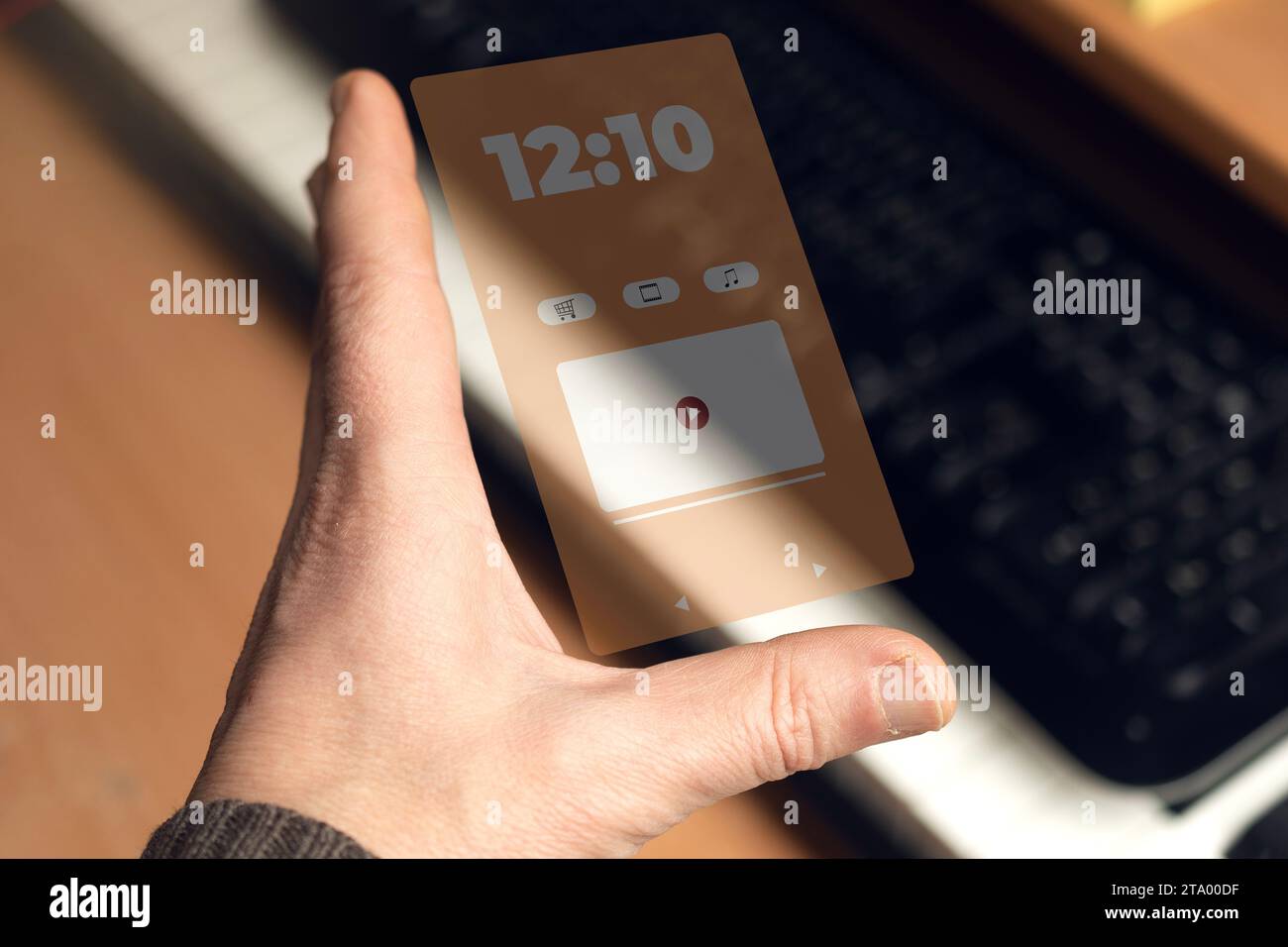 Homme utiliser smartphone holographique pour regarder la vidéo Banque D'Images