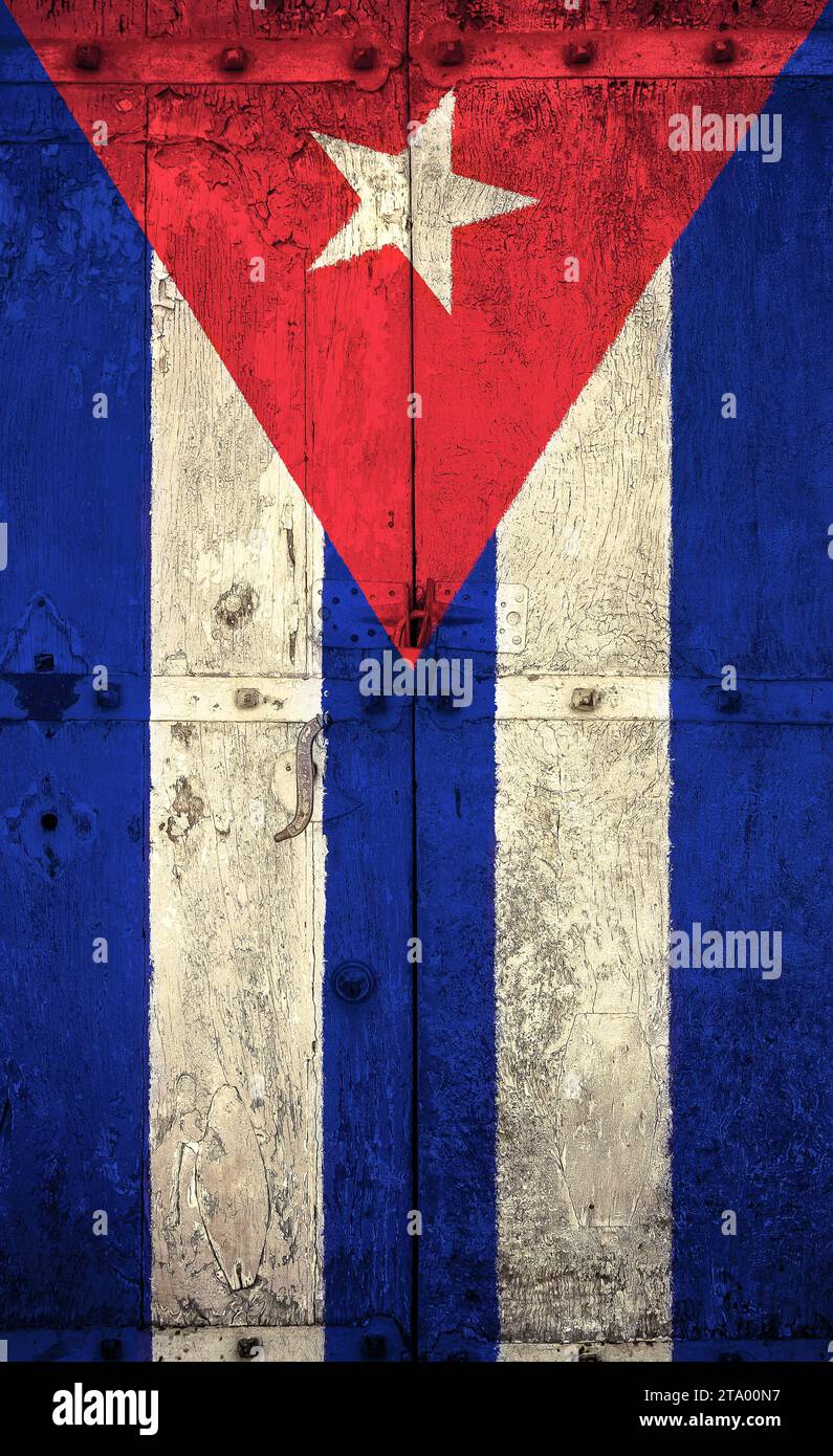vieux drapeau cubain grunge sur porte cassée en bois fissurée avec rift, la havane cuba dictature communiste, prier pour le concept du président Banque D'Images