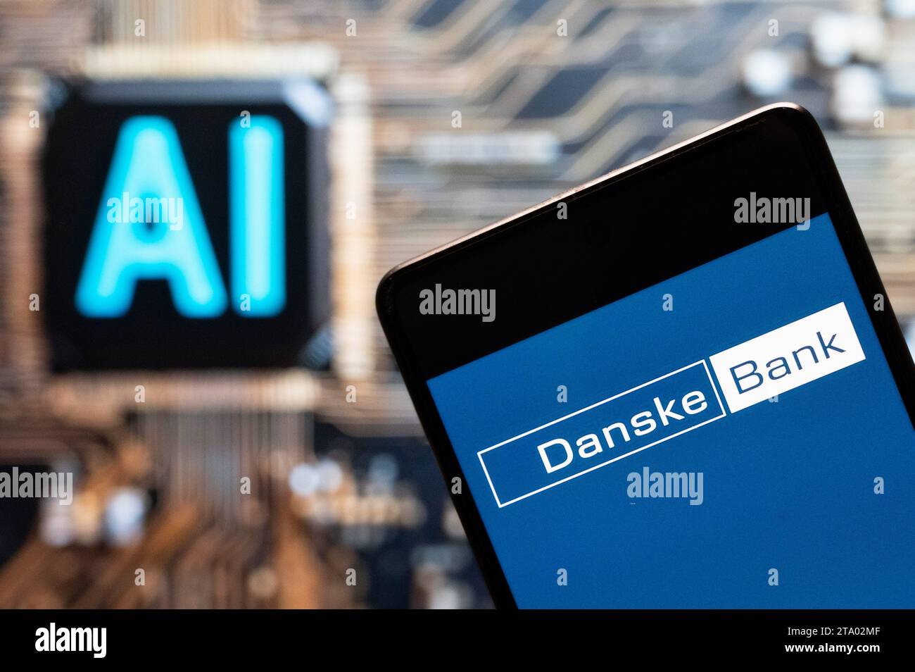 Sur cette photo, le logo Danske Bank (CPH : DANSKE) est affiché sur un smartphone avec une puce d'intelligence artificielle (IA) et un symbole en arrière-plan. Banque D'Images