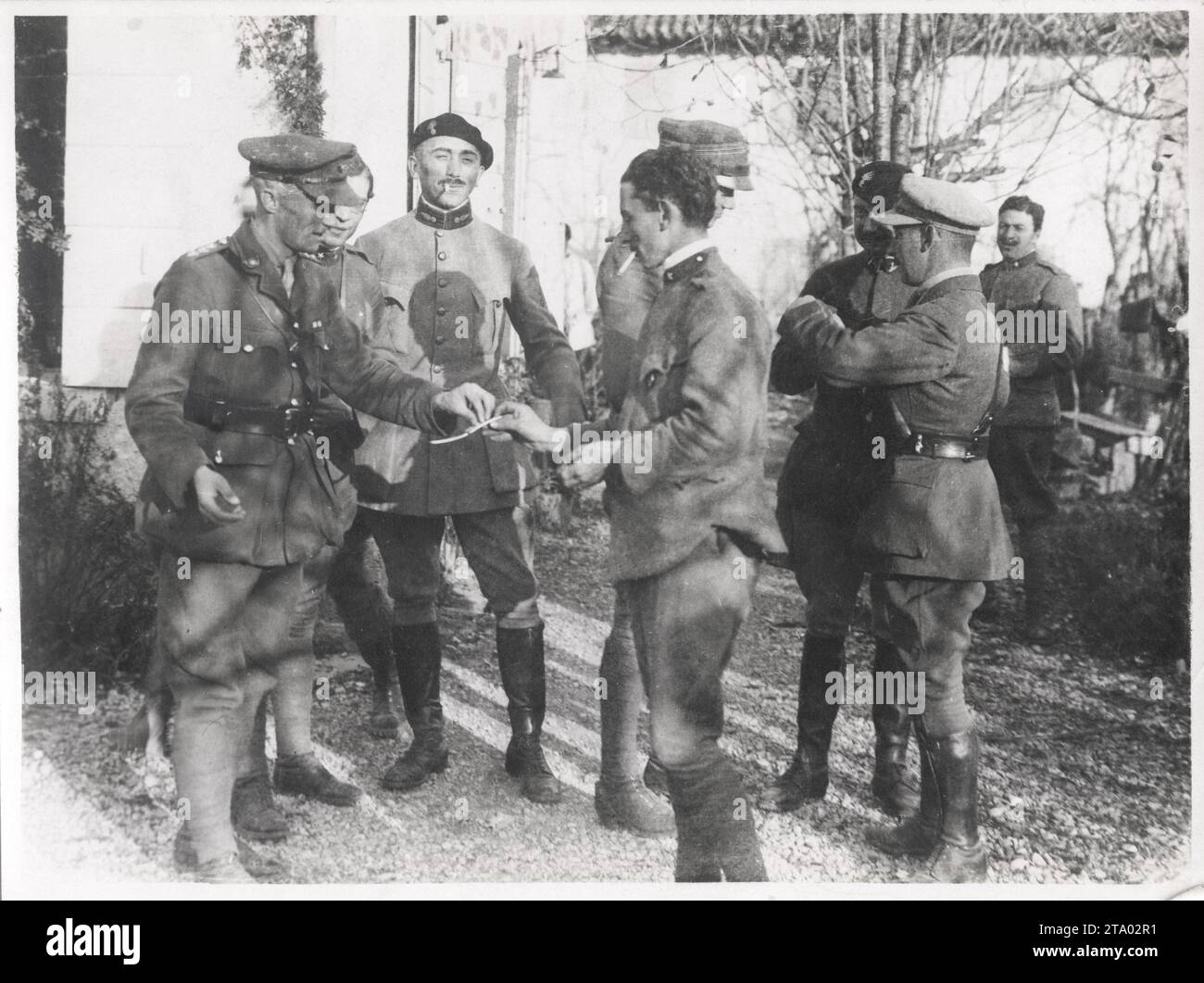 WW1 première Guerre mondiale - officiers britanniques, italiens et français dans un village en Italie Banque D'Images