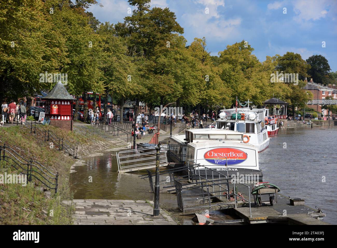 Touristes, croisière fluviale et excursions en bateau sur la rivière Dee Chester Angleterre Banque D'Images