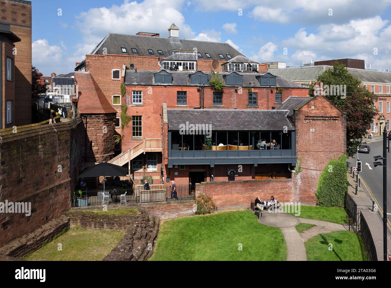 Vestiges de Roman South East Corner Tower (en bas à gauche), jardin public, Restaurant, Pub & Bar, « Off the Wall », Chester Cheshire Angleterre Royaume-Uni Banque D'Images
