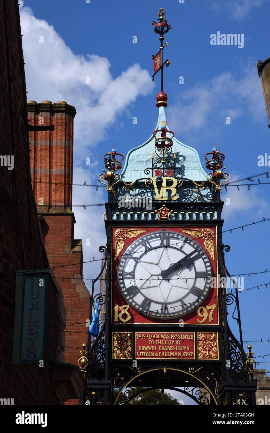 Horloge historique Eastgate (1899) conçue par John Douglas, pour célébrer Jubille de diamant de la reine Victoria, Chester Cheshire Angleterre Royaume-Uni Banque D'Images