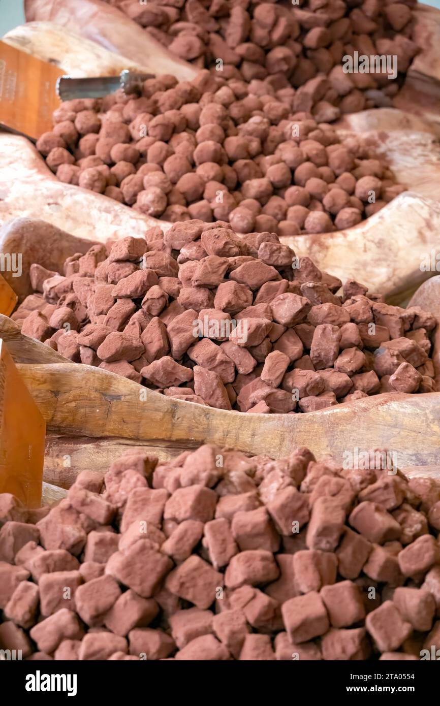 Un grand présentoir de truffes au chocolat faites à la main enrobées de poudre de cacao et placées dans une confiserie artisanale à la truffe Banque D'Images