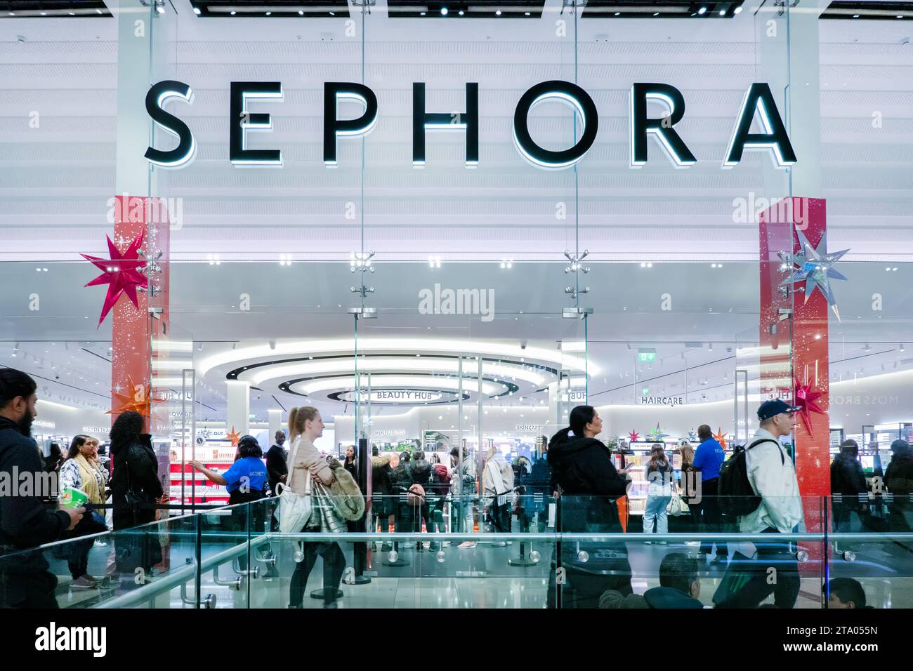 Un grand magasin Sephora neuf situé dans un centre commercial à Westfield, Stretford, Londres, Royaume-Uni. Un détaillant populaire de produits de soins personnels et de beauté Banque D'Images