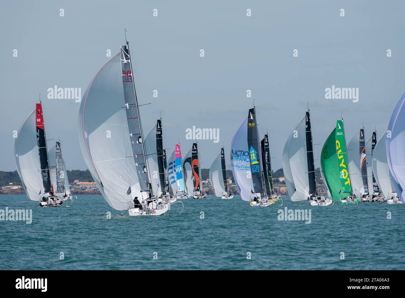 Flotte sous spinaker lors de la 16e course monocoque Solo Maître Coq, Championnat de France Elite de course au large, autour de Port Bourgenay et les Sables d'Olonne, France, du 29 avril au 2 mai 2019 - photo Olivier Blanchet / DPPI Banque D'Images