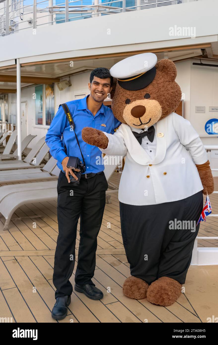 Stanley The Bear Mascot avec le photographe de navires sur le navire Sky Princess Cruise, il apparaît également sur d'autres navires de la flotte de navires Princess Cruise Banque D'Images