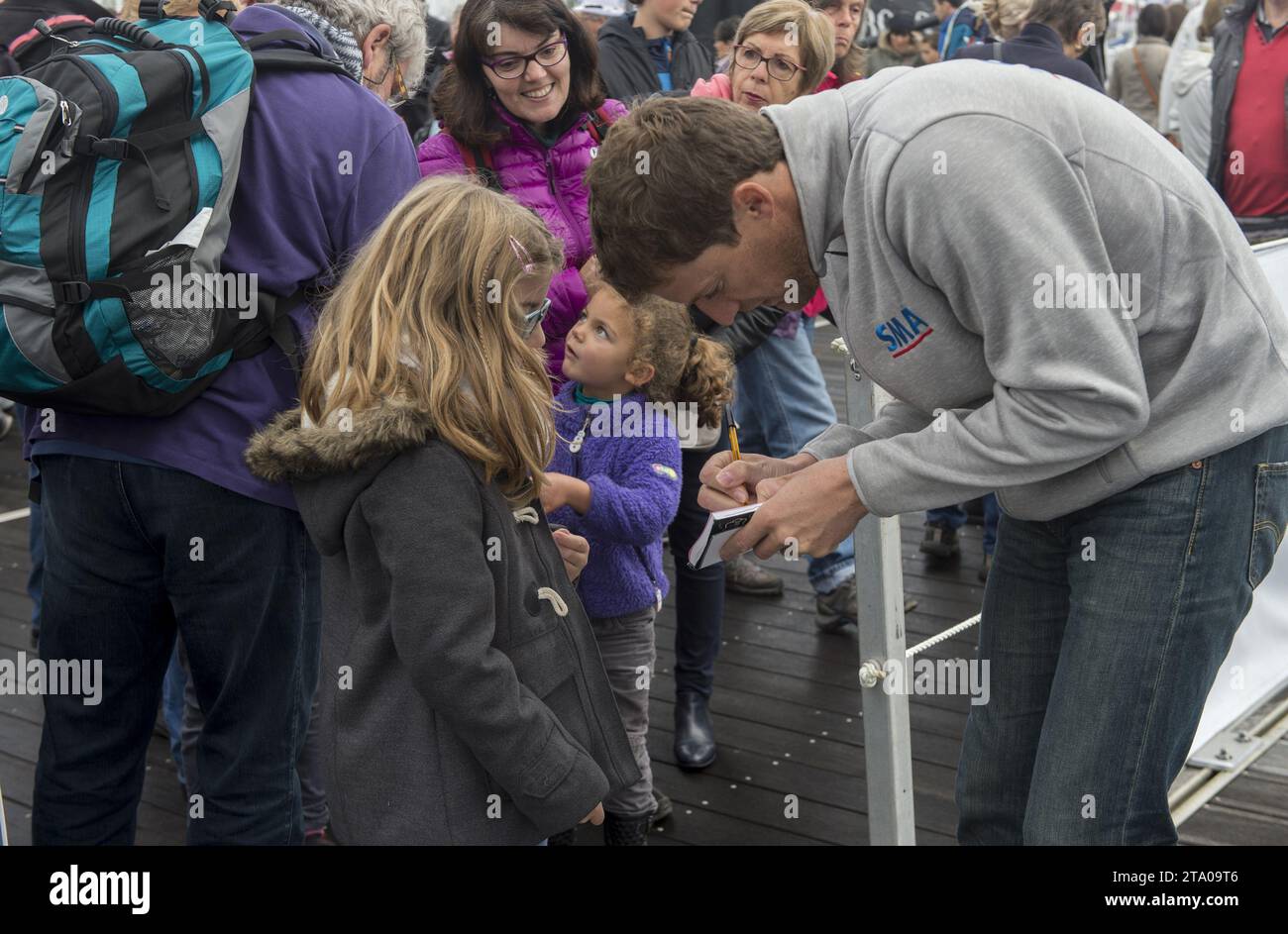 Paul Meilhat (FRA), skipper SMA, avec le public sur pontons aux Sables d'Olonne, France, le 28 octobre 2016 - photo Olivier Blanchet / DPPI Banque D'Images