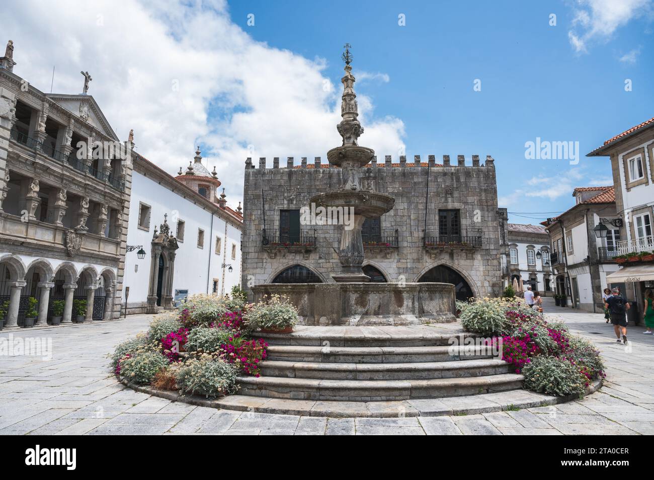 Viana do Castelo, Portugal - juin 29 2023 : Fontaine Renaissance en granit du 18e siècle à Viana do Castelo sur la place de la République, en face de la Maison de la Miséricorde et de l'ancien hôtel de ville, foyer sélectif Banque D'Images