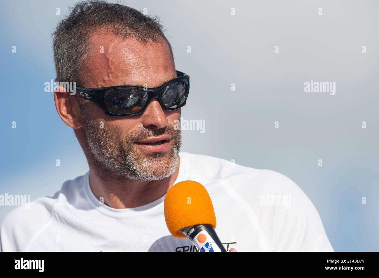 Yann Guichard, skipper du maxi trimaran Spindrift 2, catégorie ultime, s’adresse aux médias après avoir terminé 2e de la route du Rhum destination Guadeloupe, à Pointe à Pitre, Guadeloupe, le 10 novembre 2014 - photo Olivier Blanchet / DPPI Banque D'Images