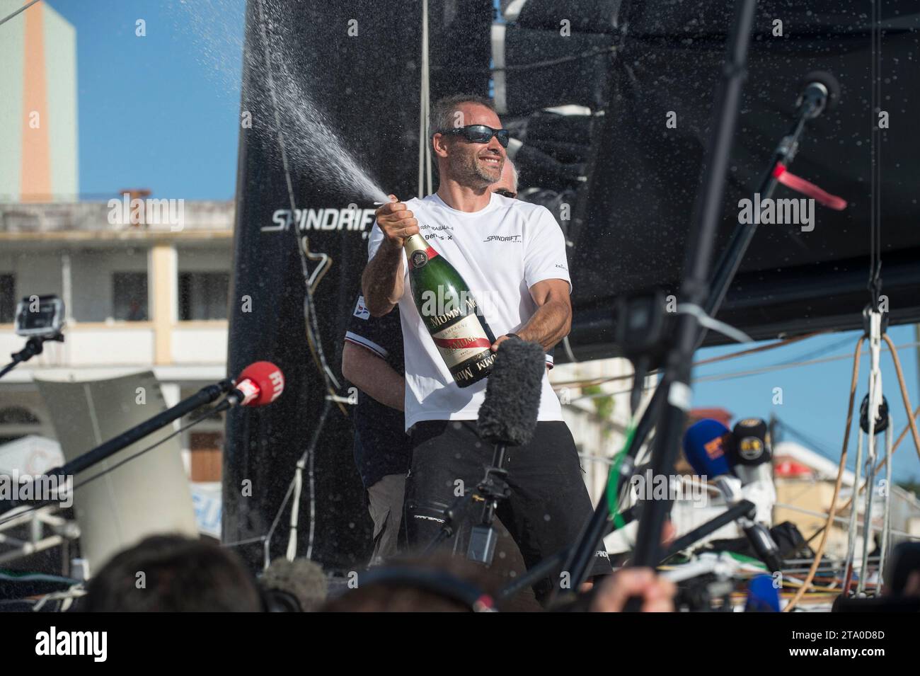 Yann Guichard, skipper du maxi trimaran Spindrift 2, catégorie ultime, célèbre avec du champagne après avoir terminé 2e de la route du Rhum destination Guadeloupe, à Pointe à Pitre, Guadeloupe, le 10 novembre 2014 - photo Olivier Blanchet / DPPI Banque D'Images