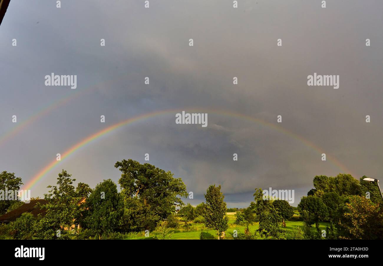 Regenbogen über Lippstadt Overhagen - Banque D'Images
