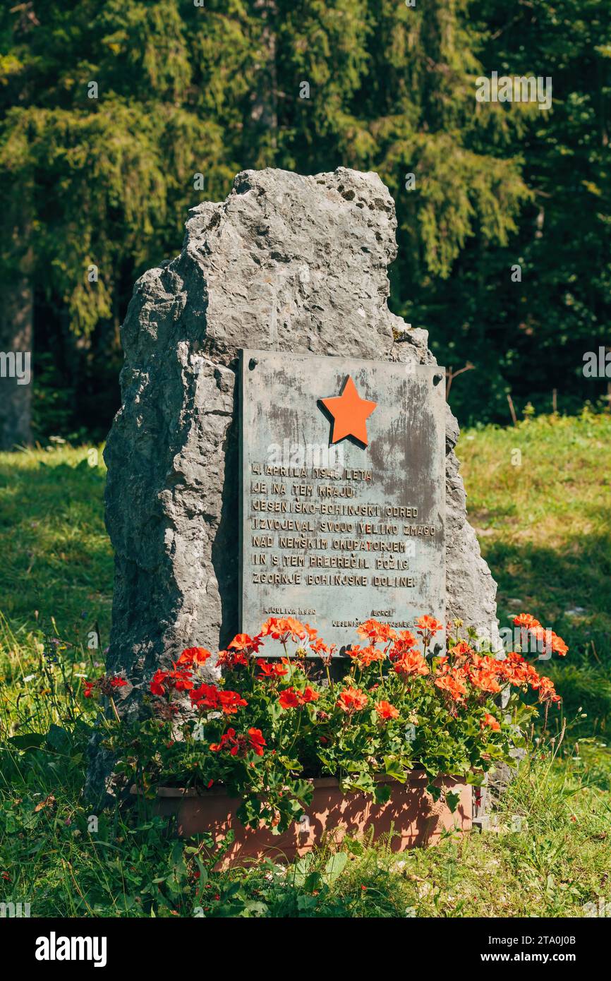 Ribcev laz, Slovénie - 23 août 2023 : monument commémoratif en pierre aux partisans slovènes de la Seconde Guerre mondiale, à Ribcev laz sur le lac Bohinj Banque D'Images