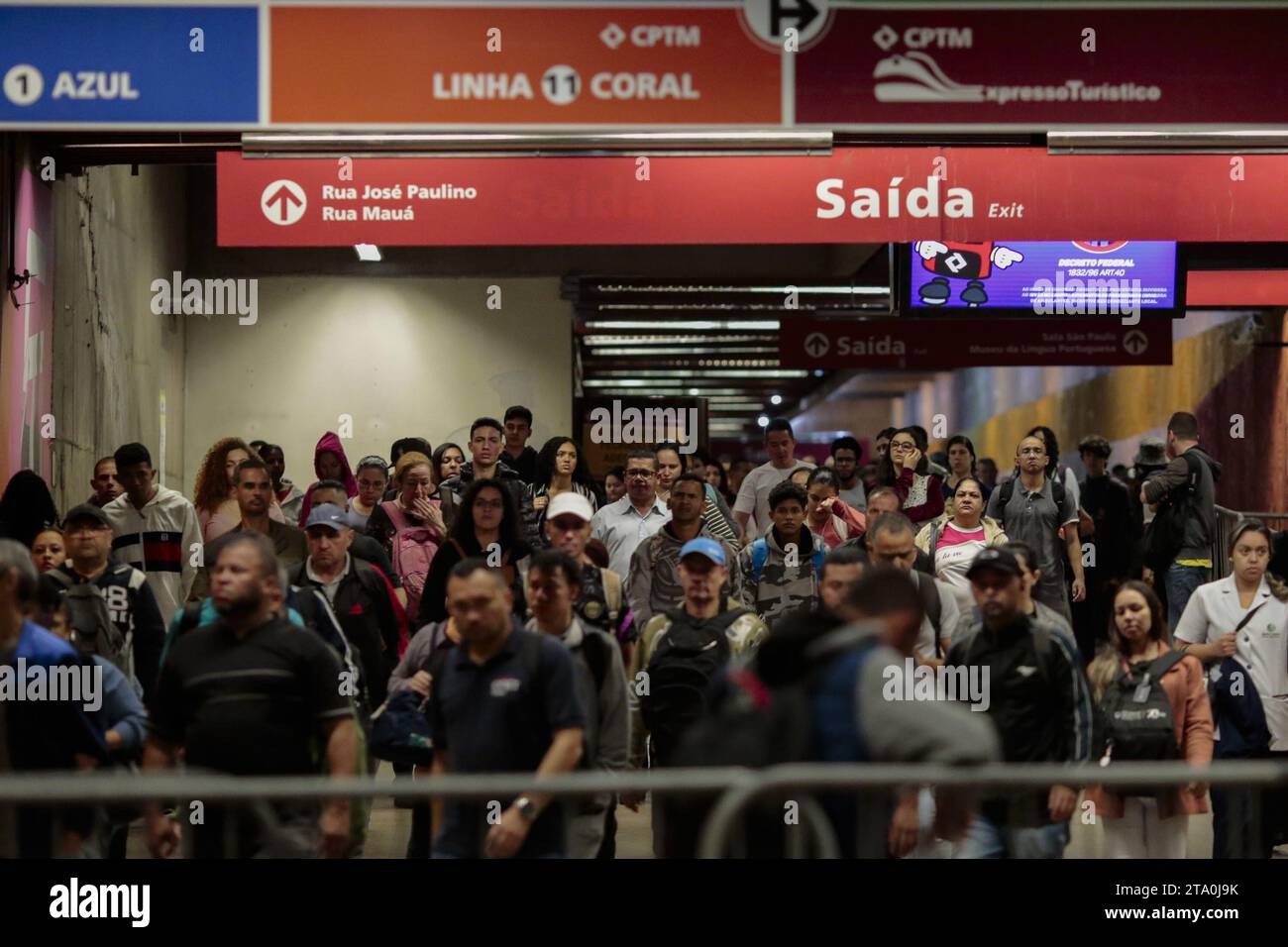 Sao Paulo, Brésil. 28 novembre 2023. SP - SAO PAULO - 11/28/2023 - SAO PAULO, GRÈVE, MÉTRO, CHEMINS DE FER - Luz Station lors de l'arrêt partiel des trains de métro de Sao Paulo et CPTM (Companhia Paulista de Trens Metropolitanos) travailleurs des chemins de fer ce mardi (28 ) contre l'intention du gouverneur Tarcisio de Freitas (Républicains) de privatiser les entreprises publiques. Photo : Suamy Beydoun/AGIF crédit : AGIF/Alamy Live News Banque D'Images