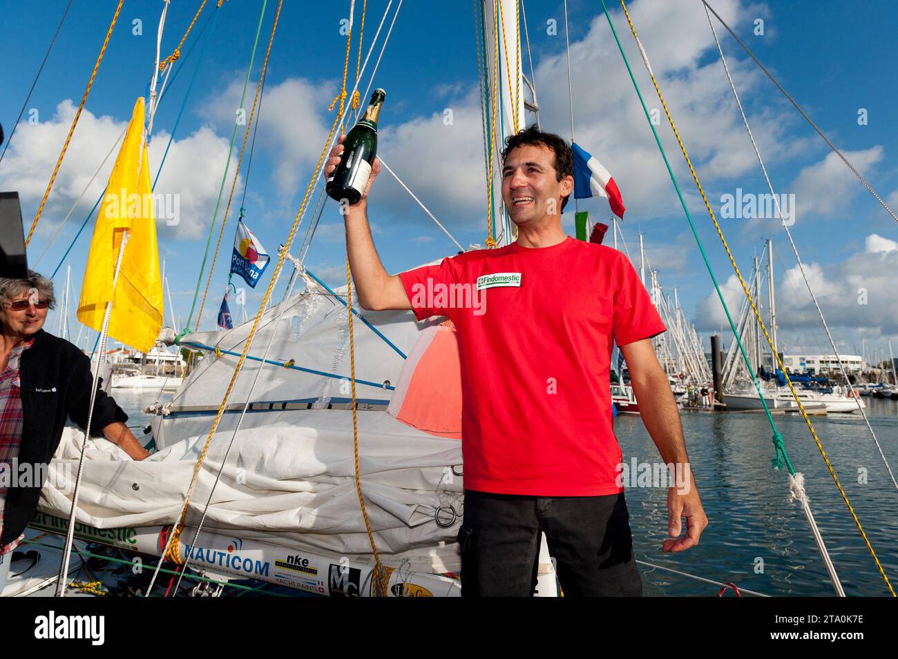 CIRCUMNAVIGATION EN SOLO - LES SABLES d'OLONNE (FRA) - 22/07/2010 - Alessandro di Benedetto (ITA/FRA) terminez la navigation en solo autour du monde (sans assistance) - 268 D 19H 36MN 12Ro -Alessandro est le premier à le faire sur une Mini (6.50m) - PHOTO : OLIVIER BLANCHET / DPPI Banque D'Images