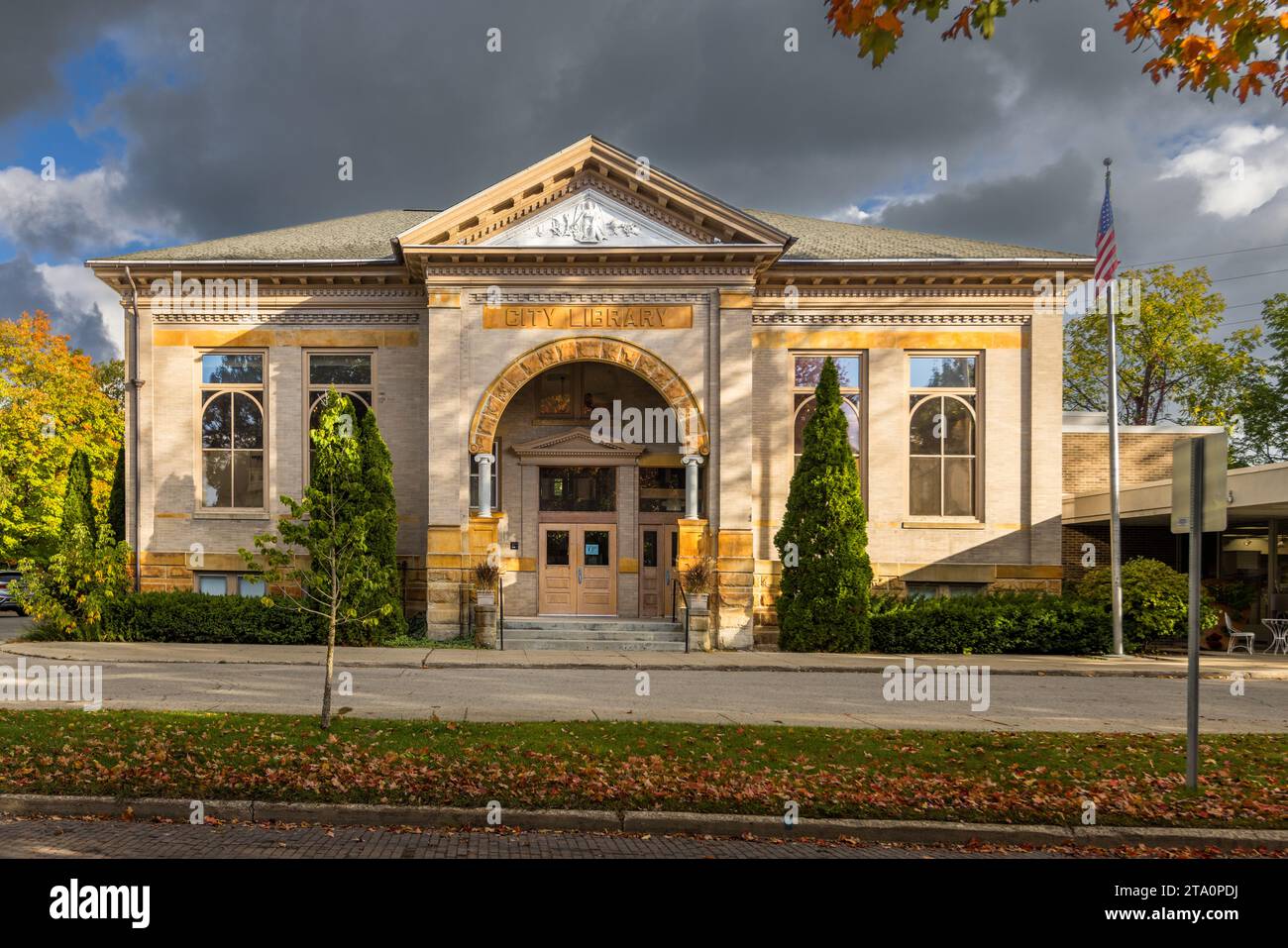 Traverse City Carnegie Library. Construit en 1904, il a été donné en 1902 par Andrew Carnegie, un baron d’acier et philanthrope, l’une des personnes les plus riches du monde à l’époque, qui a utilisé sa fortune pour soutenir des institutions éducatives et culturelles aux États-Unis. Bibliothèque municipale de traverse City, États-Unis Banque D'Images