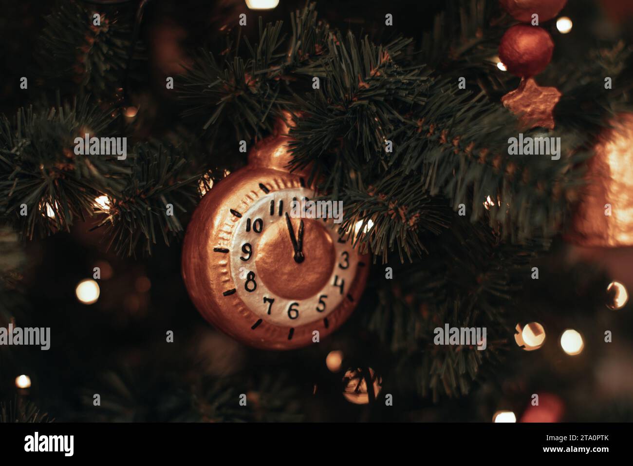 Figurine jouet vintage de l'horloge de fête. Souvenir de Noël fait main. Cadeaux et décorations du nouvel an pour les vacances d'hiver Banque D'Images