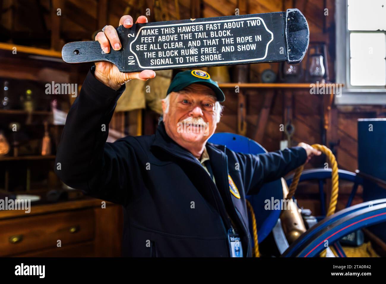 Sleeping Bear point Coast Guard Station Maritime Museum à l'ouest de Glen Haven. Un bénévole tient le bout d'une corde de sauvetage avec des instructions sur la façon de l'utiliser en cas de sauvetage, Glen Arbor Township, États-Unis Banque D'Images