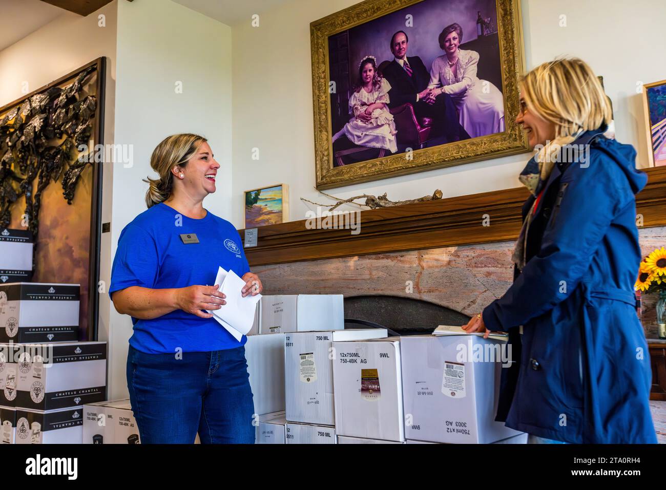 Cave Chateau Chantal, traverse City. Directrice générale Marie-Chantal Denise devant le tableau la montrant comme une fille avec ses parents. Chateau Chantal Winery and Inn, Peninsula Township, États-Unis Banque D'Images