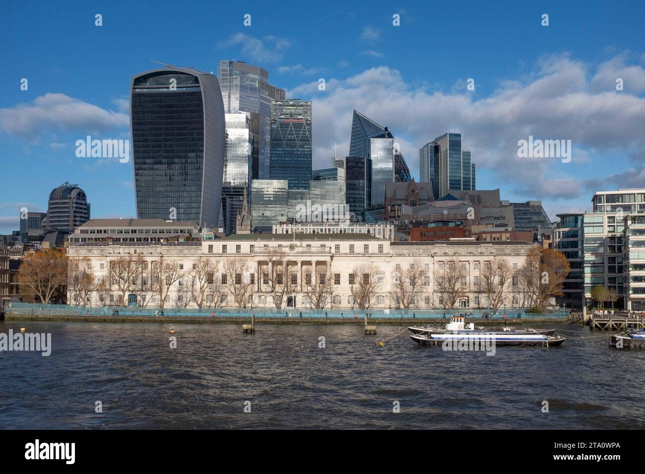 Maison des douanes. Bâtiment HMRC avec 20 Fenchurch Street, le Walkie-Talkie et la ville de Londres en arrière-plan Banque D'Images