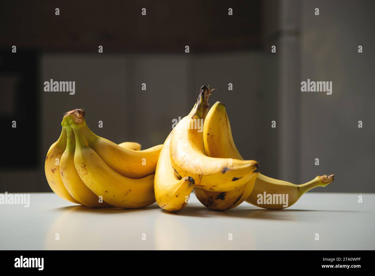 Bananes biologiques sur la table à la cuisine à la maison. Banque D'Images
