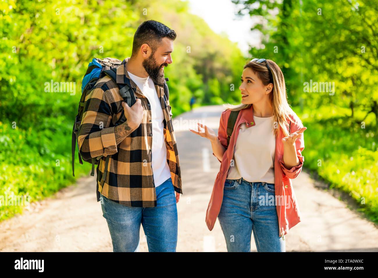 Couple heureux randonnée dans la nature par beau temps. Couple appréciant leurs vacances. Banque D'Images
