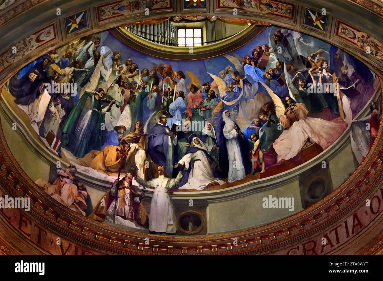 Voûte intérieure décorée dans le sanctuaire pontifical de la Sainte