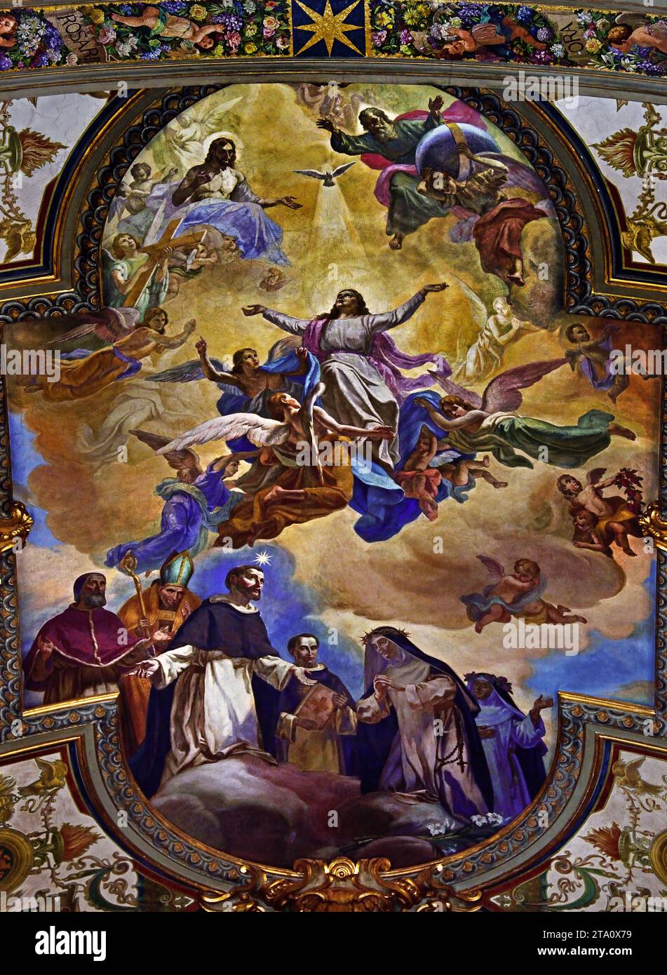 Voûte intérieure décorée dans le sanctuaire pontifical de la Sainte