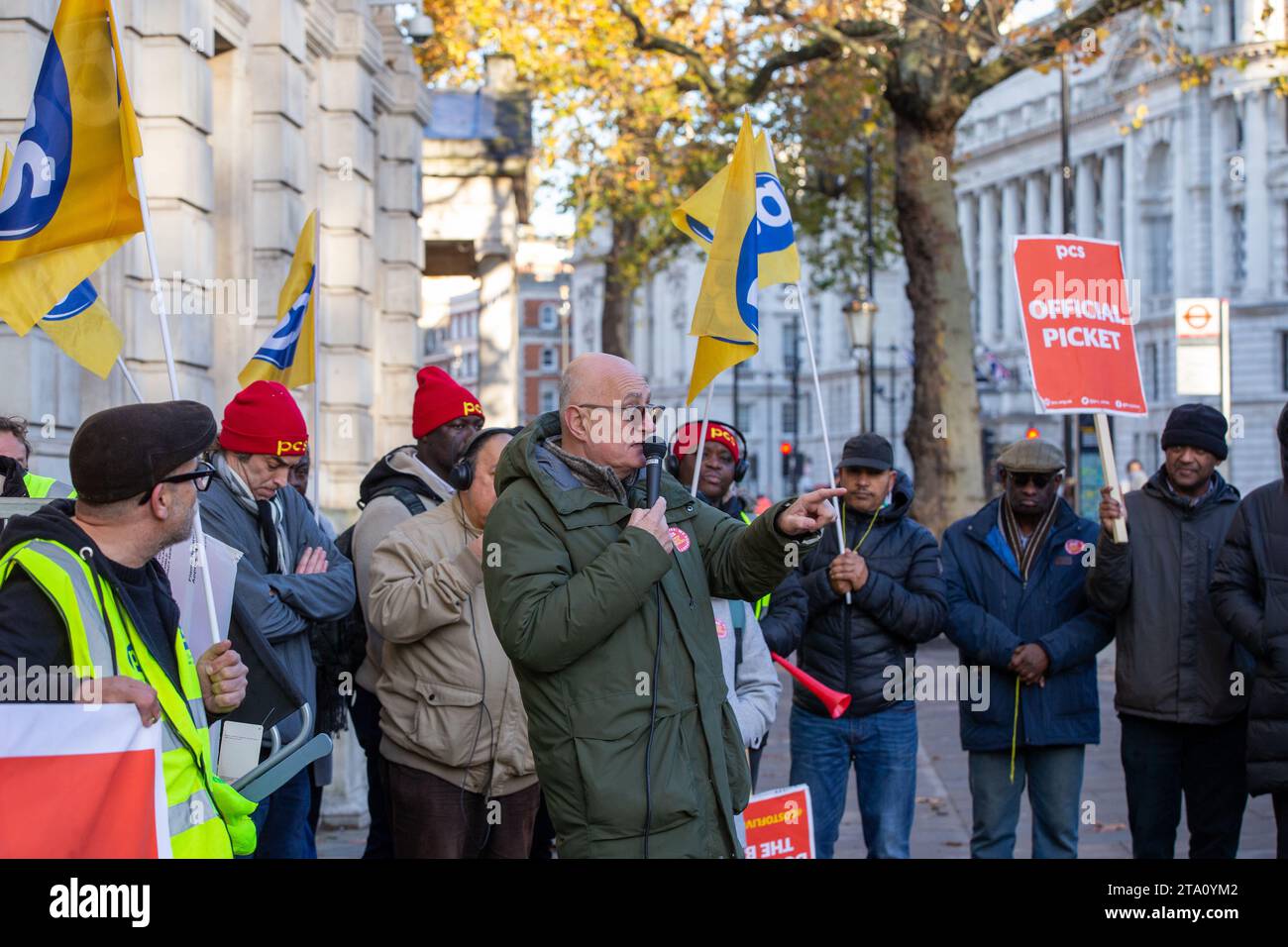 Londres, royaume-uni, 28 novembre 2023 public and commercial Services Union (PCS) met en scène une ligne de piquetage à l'extérieur du Cabinet Office sur Whitehall sur avoir votre salaire forcé de mensuel à bimensuel pour le nettoyage et la restauration employé par ISS dans la perspective de Noël il ya une perturbation à vos finances comme vos factures sont payées mensuellement crédit : Richard Lincoln/Alamy Live News Banque D'Images