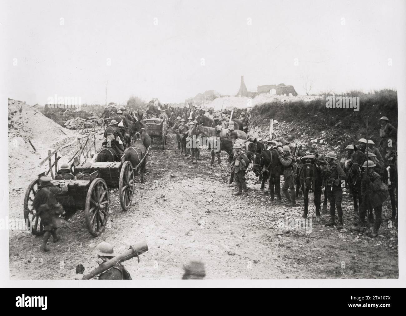 WW1 première Guerre mondiale - la cavalerie attend pendant que les canons avancent dans un village capturé, en France Banque D'Images