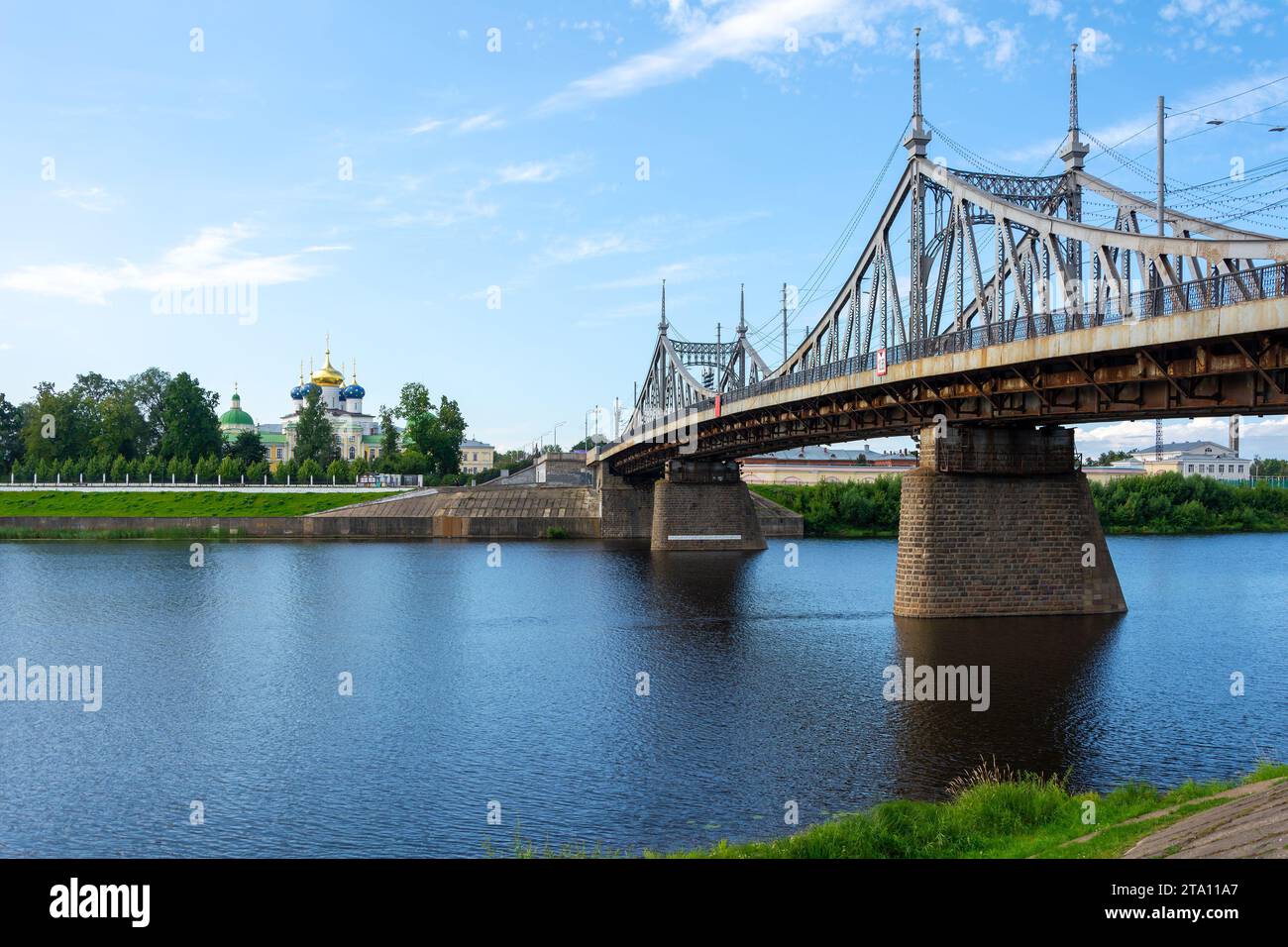 Tver, vue sur le vieux pont de la Volga depuis le remblai Afanasy Nikitin Banque D'Images