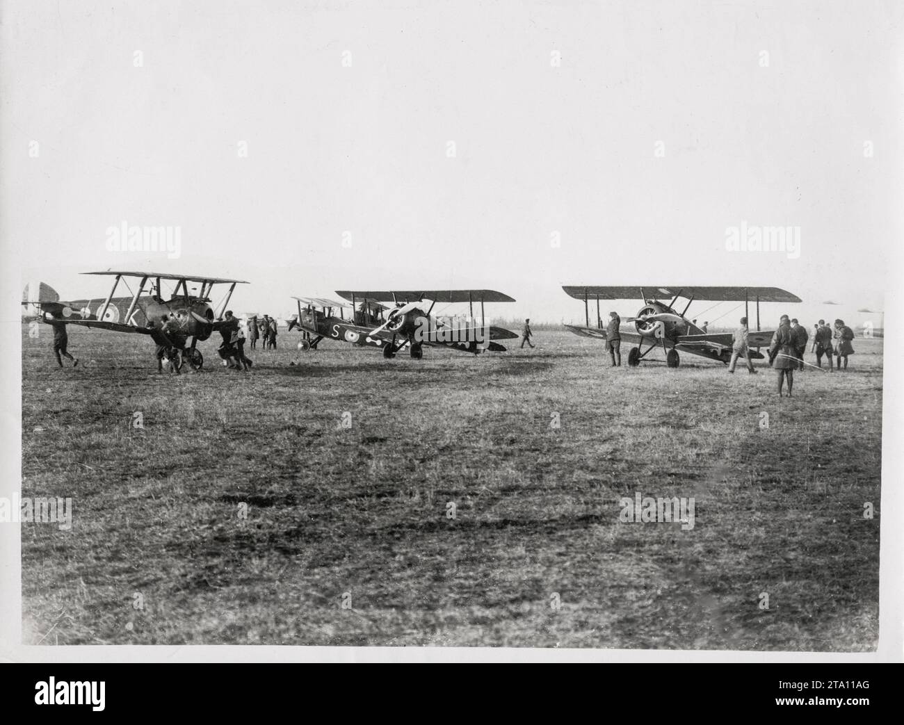 WW1 première Guerre mondiale - avions britanniques à un aérodrome Banque D'Images WW1 première Guerre mondiale - avions britanniques à un aérodrome Banque D'Images