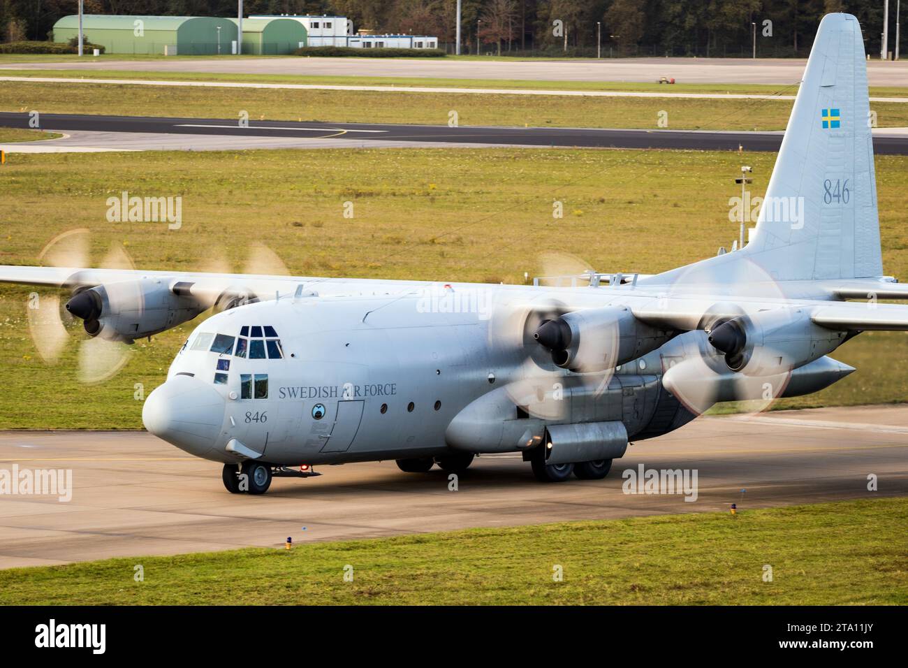 L'avion de transport Hercules de la Force aérienne suédoise Lockheed C-130H débarque sur la base aérienne d'Eindhoven. Pays-Bas - 27 octobre 2017 Banque D'Images