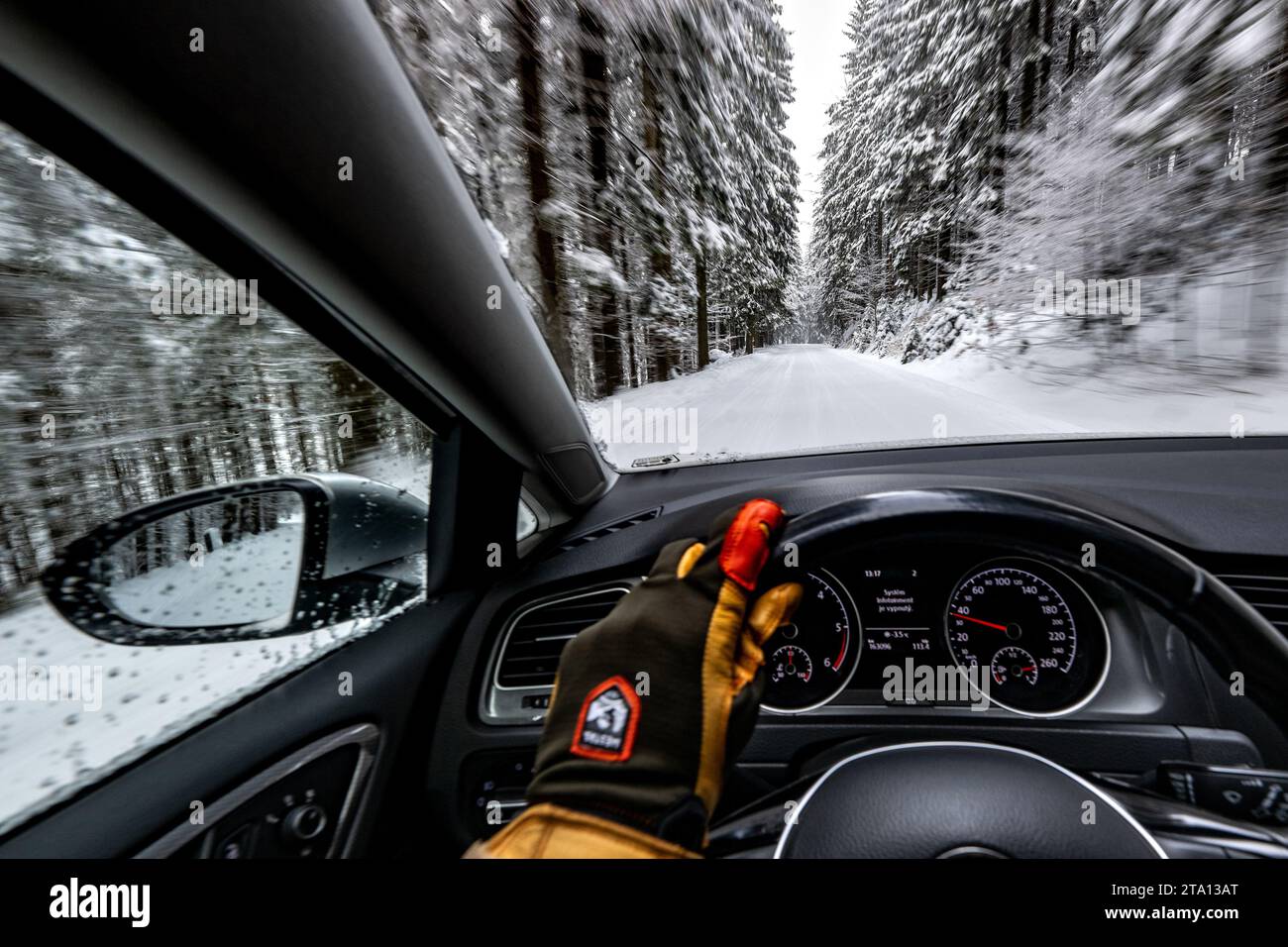 Une voiture passe sur la route entre Destne v Orlickych horach et Luisino Udoli, 28 novembre 2023, Rychnovsko, région de Hradec Kralove. Volant illustré. (Photo CTK/David Tanecek) Banque D'Images