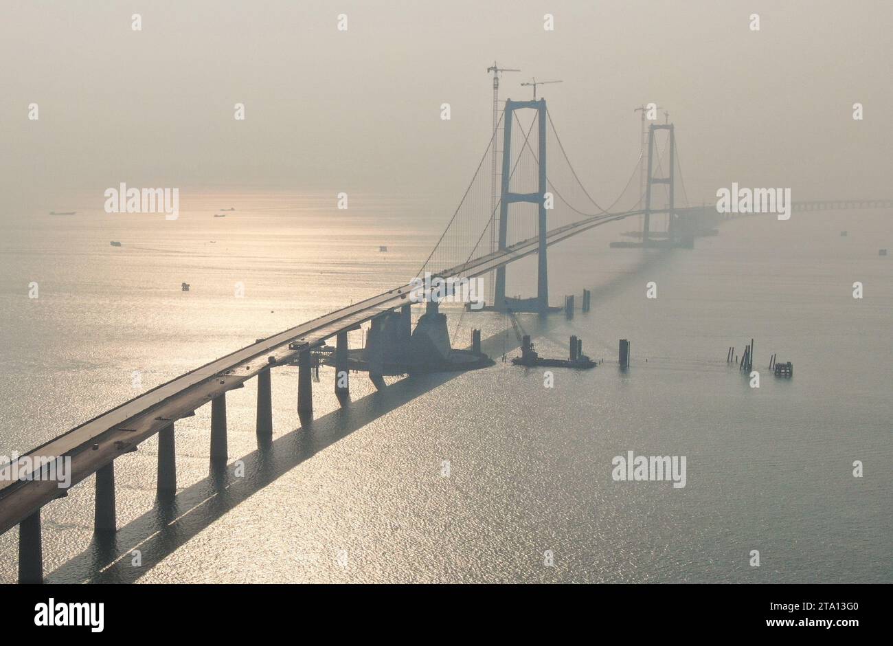 (231128) -- ZHONGSHAN, 28 novembre 2023 (Xinhua) -- cette photo aérienne prise le 27 novembre 2023 montre le pont Lingdingyang de la liaison Shenzhen-Zhongshan dans la province du Guangdong, dans le sud de la Chine. Un projet d'autoroute transmaritime entre les villes de Shenzhen et Zhongshan dans la province du Guangdong du sud de la Chine est un pas de plus vers l'achèvement. La dernière coulée de béton a été mise en place mardi, alors que les travaux sur le tunnel sous-marin à tube immergé, qui s'étend sur environ 6,8 km, approche de sa fin, a déclaré Guangdong provincial communication Group Co., Ltd. Le tunnel fait partie d'une autoroute de 24 km reliant S Banque D'Images