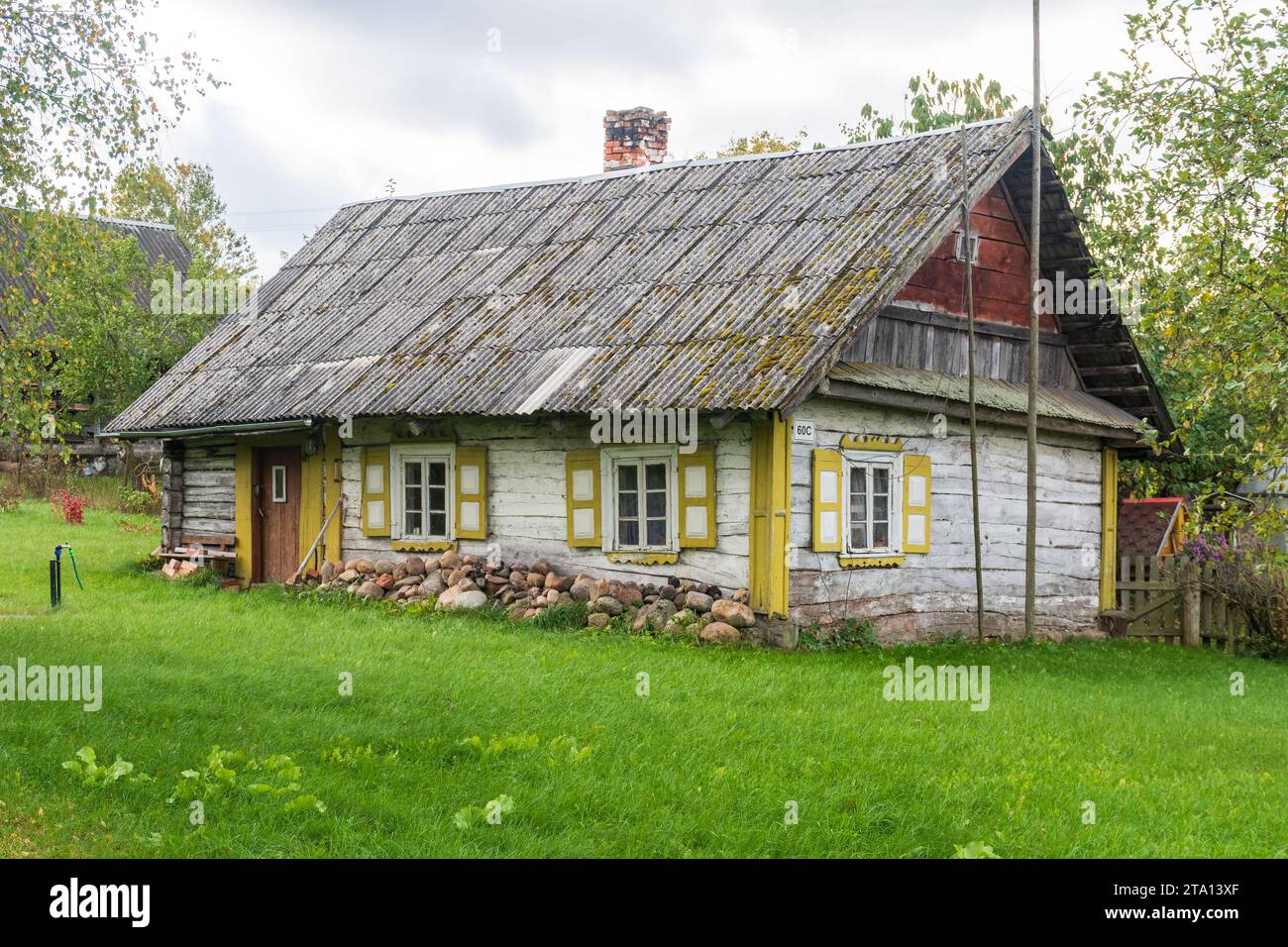Belle vieille maison traditionnelle en bois dans le village de Margionys, Dzūkija ou région de Dainava, Lituanie, en automne Banque D'Images