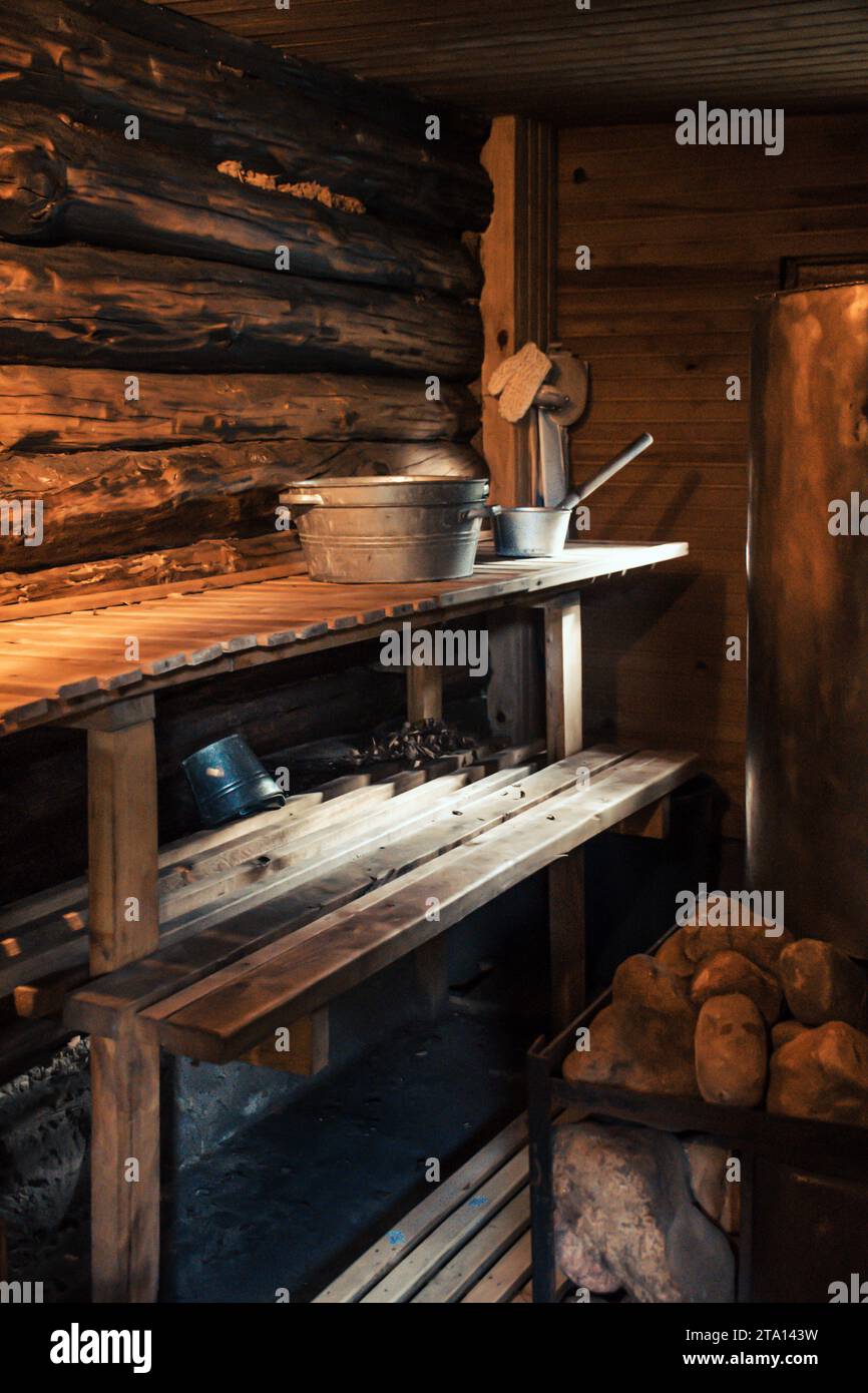 Vieux sauna traditionnel en bois dans le village de Margionys, région de Dzūkija ou Dainava, Lituanie, vertical Banque D'Images