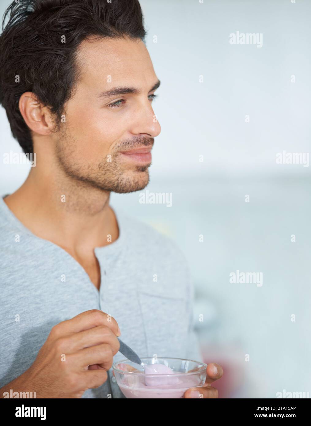Homme, petit déjeuner matinal pensant pour le bien-être sain ou collation au yaourt bio, régime alimentaire ou faim de fruits. Homme personne, bol et brunch repas ou Banque D'Images