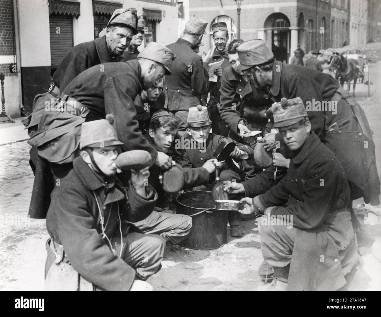 WW1 première Guerre mondiale - soldats belges prenant un café dans un village Banque D'Images