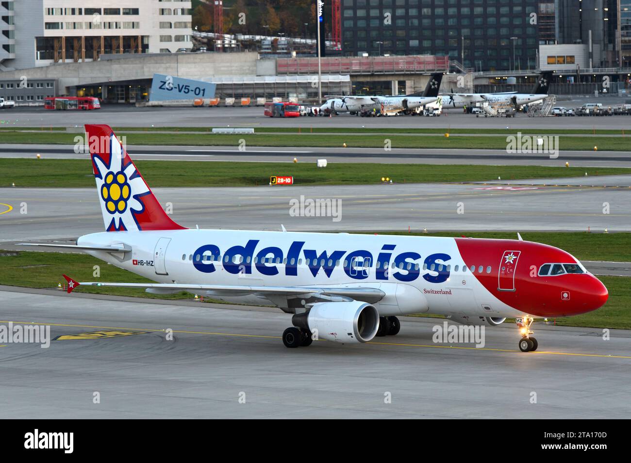 Airbus A320 de la compagnie suisse de loisirs Edelweiss Air taxis à la porte d'arrivée de l'aéroport de Zurich, Zurich, Suisse Banque D'Images