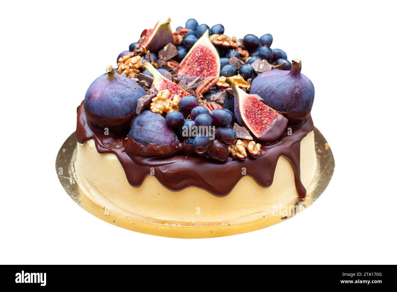 Délicieux cheesecake à la vanille versé avec du chocolat noir fondu, des figues, du raisin, des noix de pécan sur le dessus. Récoltez la décoration d'automne. Isolé sur fond blanc Banque D'Images